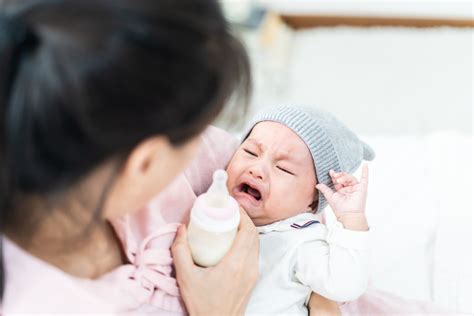 生後2ヶ月 ミルク飲みながら泣く：赤ちゃんの感情表現と成長のサイン